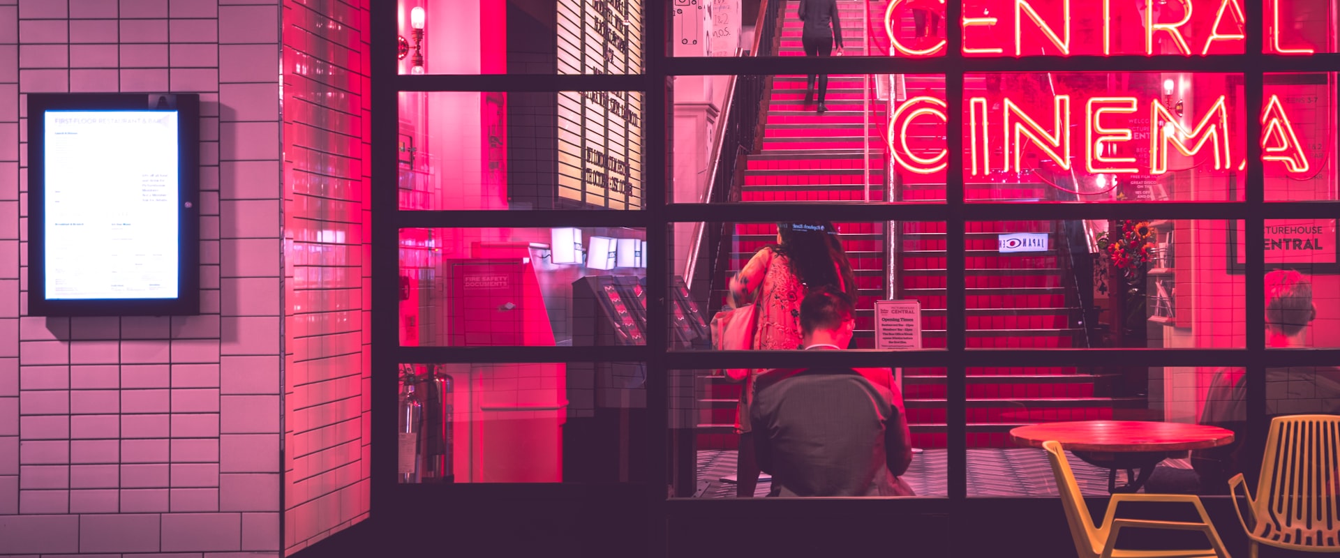 热门电影《星际穿越》震撼太空场景